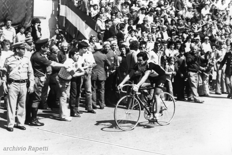 Saronni Allarrivo X GdA 1978: Beppe Saronni, autore di una splendida corsa, è atteso a Busalla dal compagno Baronchelli in fuga con Vandi. Beppe cade ai 200 m, sarà terzo sul traguardo dopo Giovambattista e Alfio Vandi.
