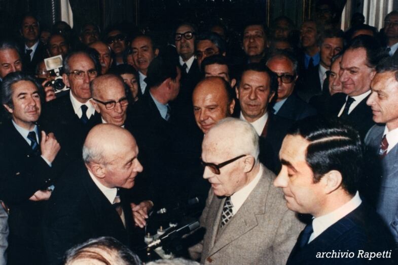 1980: Luigin, ricevuto dopo la consegna della Stella d’Oro al Quirinale dal Presidente Pertini, duetta con lo stesso in dialetto genovese; assistono divertiti e senza capire alcunché Nebiolo, Gattai, Carraro. 