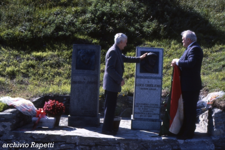 Cippo Ghiglione X 20 giugno 1987: sui progetti elaborati da Luigin per Coppi viene eretto un cippo gemello a memoria delle virtù civili e sportive. Scopre il figlio Tullio, accarezza Enrico Ghiglione, “Ricchetto”, cugino di Luigin ed eroico partigiano.