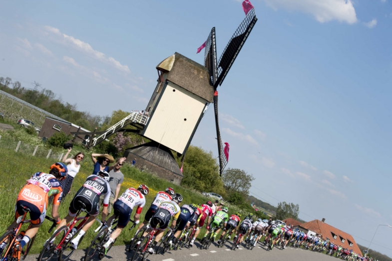 Peri X Peloton ride during the second stage of Giro dÕItalia cycling from Arnhem to Nijmegen, Nederland, 7 May 2016. ANSA/CLAUDIO PERI
