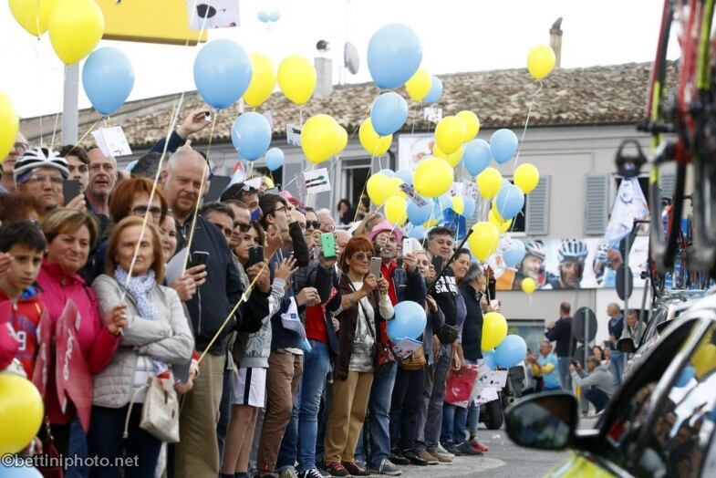 Michele Scarponi Fans Stage Giro Bettiniphoto Px michele scarponi fans stage giro bettiniphoto px