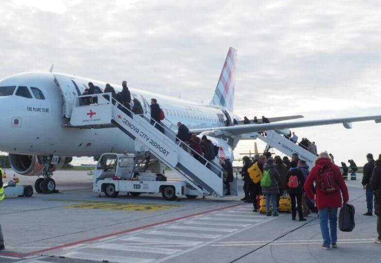 aereo volotea con passeggeri in pista
