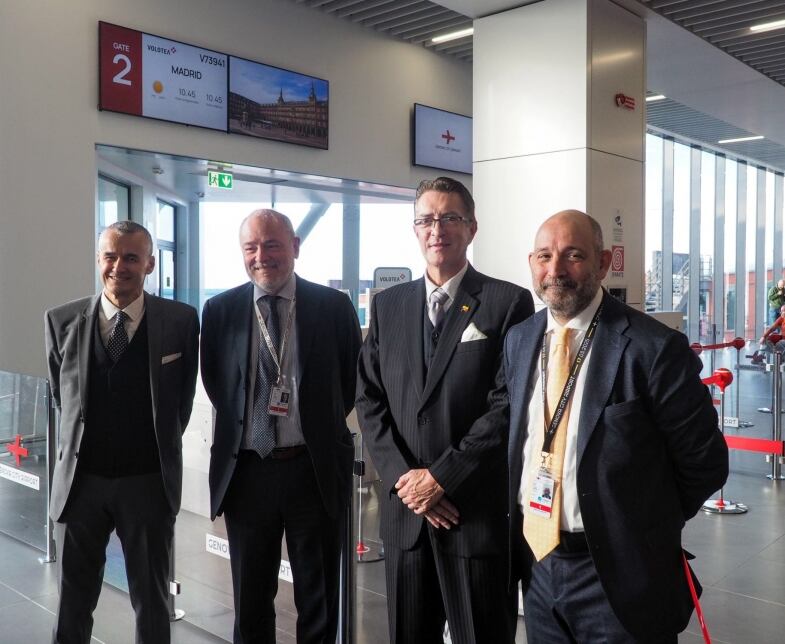 adg nuovo volo per madrid foto con console onorario del regno di spagna e console generale della repubblica dell e ecuador
