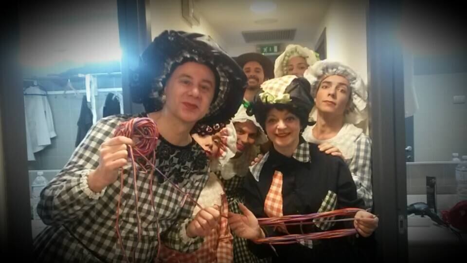 Piccole Gonne . Allacciamoli