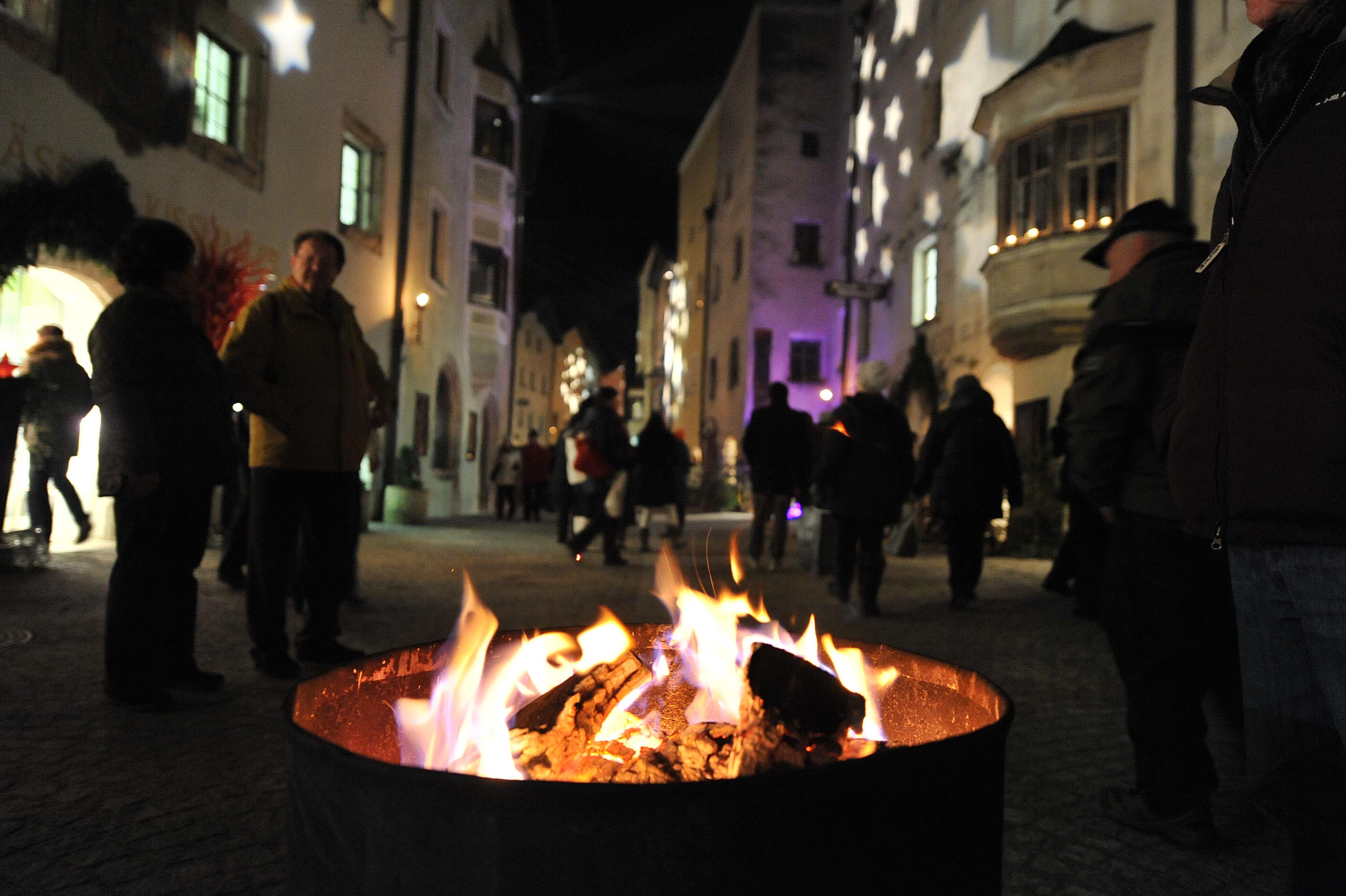 avvento in tirolo rattenberg advent fussgaengerzone feuerstelle rattenberg advent market open fire place pedestrian zone  alpbachtal tourismus griessenboeck gabriele rattenberg