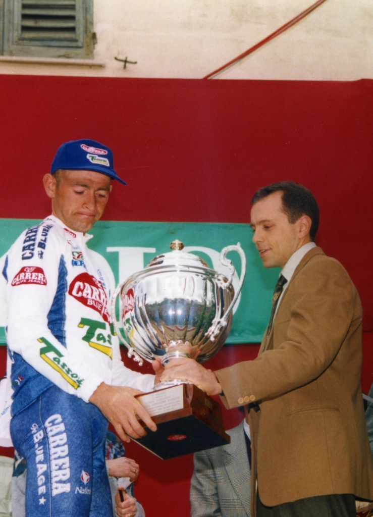 Trofeo Ghiglione Pantani E Rapetti Bis X GdA 1995: Marco Pantani 1° transitato sulla Bocchetta con tempo record (21’56”), si aggiudica il 2° Trofeo Luigin Ghiglione e Osvalda Ghglione Rapetti; è premiato dal nipote di Luigin Fulvio Rapetti.
